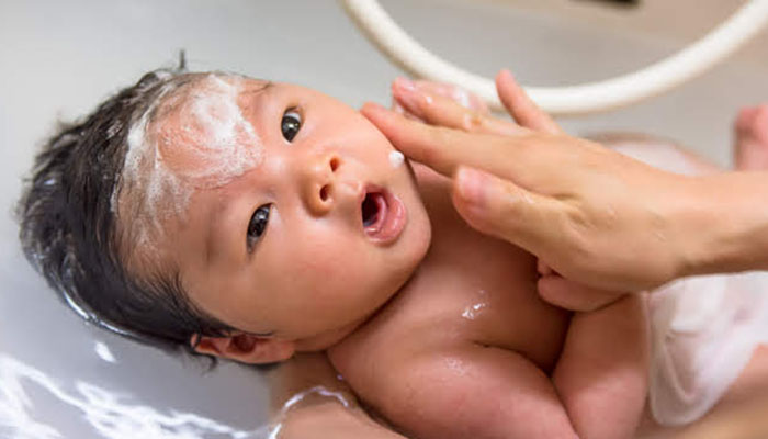 沐浴している赤ちゃんの写真