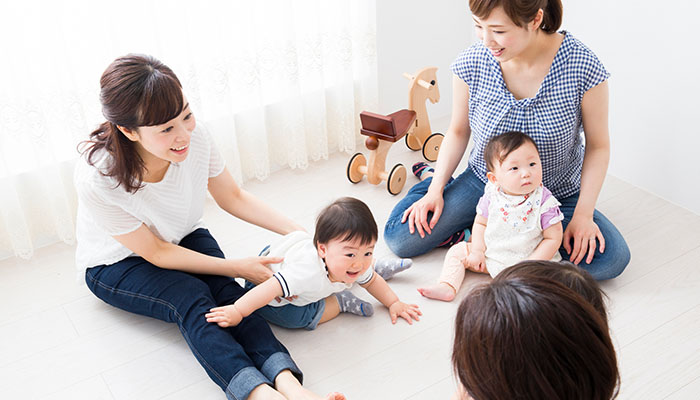 お母さんと赤ちゃんが楽しそうにしている光景