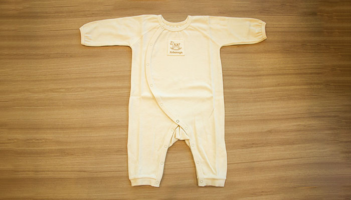 赤ちゃんの洋服（カバーオール）の写真