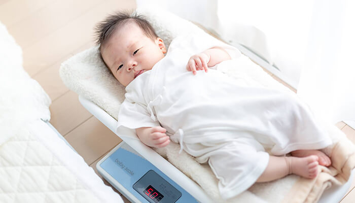 体重を測定している赤ちゃんのイメージ