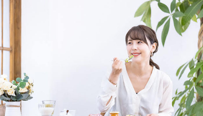 食事する女性